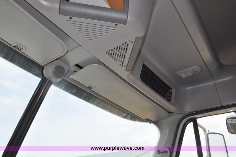 image for item G7328 2007 Freightliner Columbia semi truck