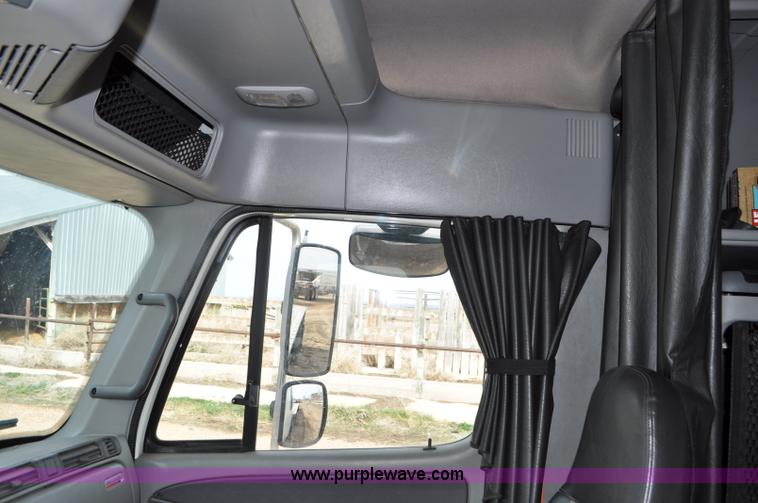 image for item G7328 2007 Freightliner Columbia semi truck