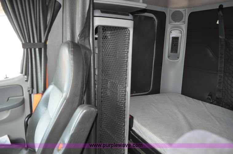 image for item G7328 2007 Freightliner Columbia semi truck