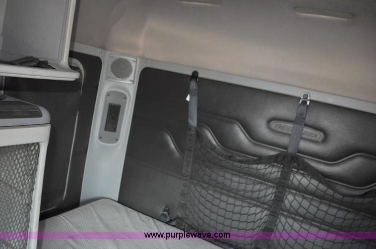 image for item G7328 2007 Freightliner Columbia semi truck