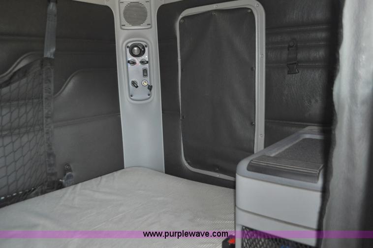 image for item G7328 2007 Freightliner Columbia semi truck