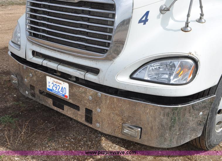 image for item G7328 2007 Freightliner Columbia semi truck