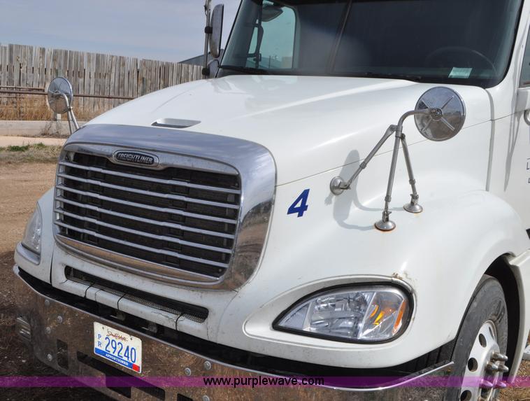 image for item G7328 2007 Freightliner Columbia semi truck