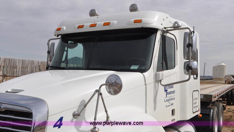 image for item G7328 2007 Freightliner Columbia semi truck