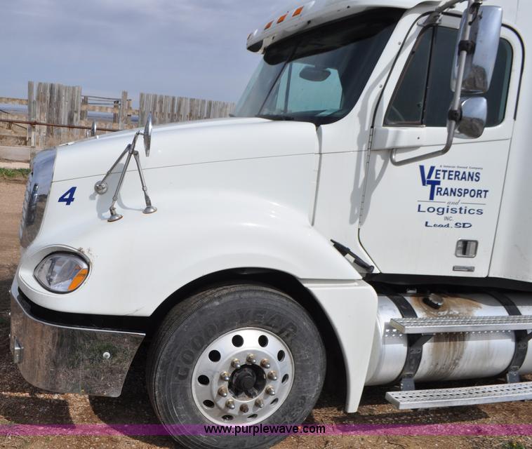 image for item G7328 2007 Freightliner Columbia semi truck