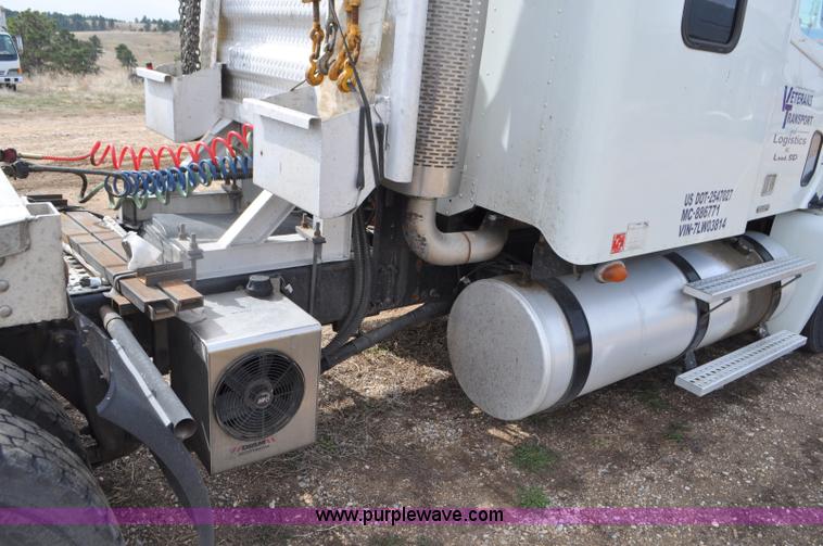 image for item G7328 2007 Freightliner Columbia semi truck