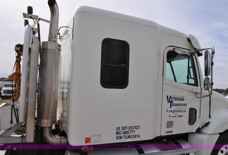 image for item G7328 2007 Freightliner Columbia semi truck