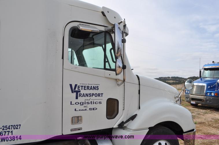 image for item G7328 2007 Freightliner Columbia semi truck