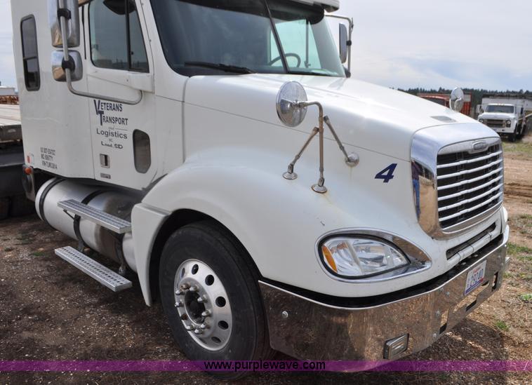 image for item G7328 2007 Freightliner Columbia semi truck