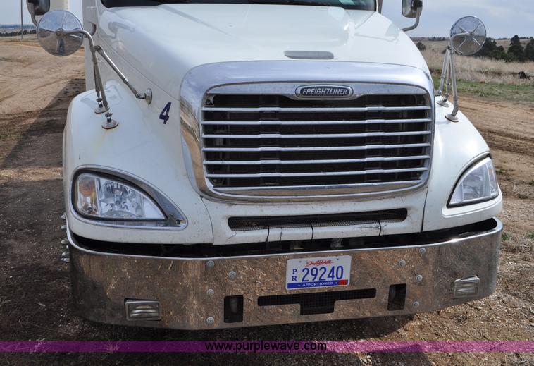 image for item G7328 2007 Freightliner Columbia semi truck