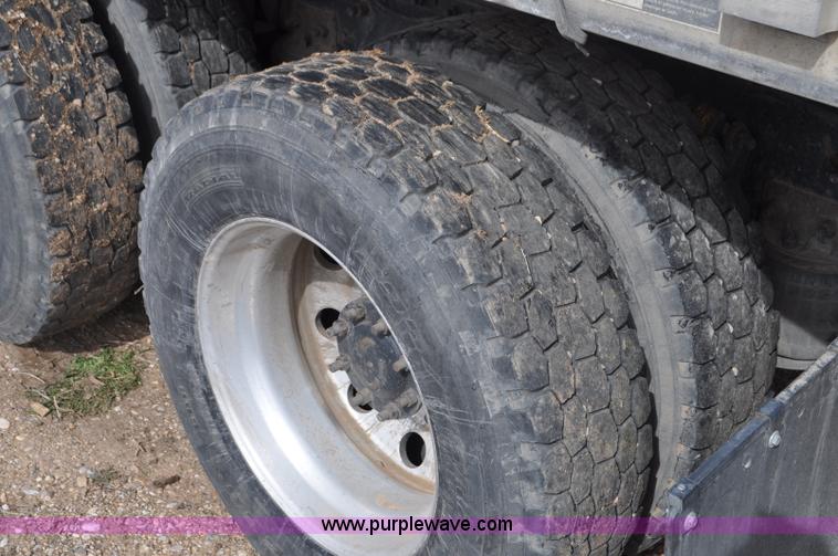 image for item G7328 2007 Freightliner Columbia semi truck