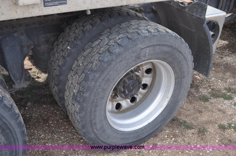 image for item G7328 2007 Freightliner Columbia semi truck