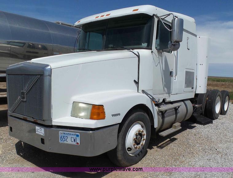 image for item J6143 1996 Volvo WIA semi truck