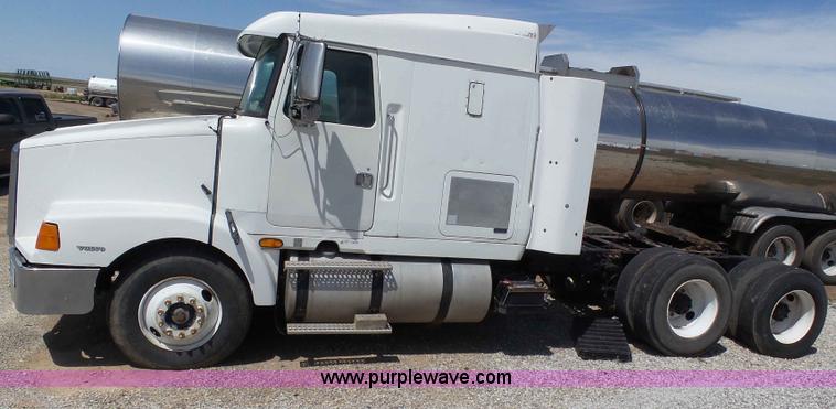 image for item J6143 1996 Volvo WIA semi truck