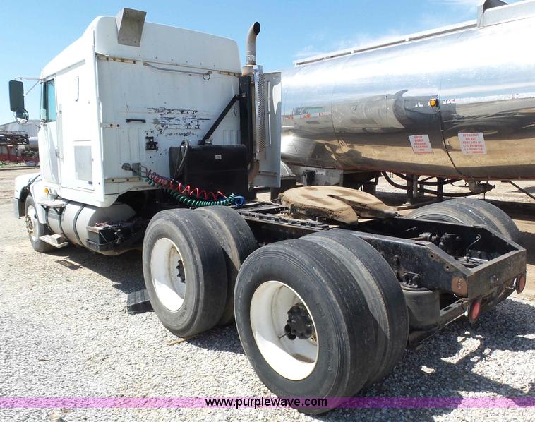 image for item J6143 1996 Volvo WIA semi truck