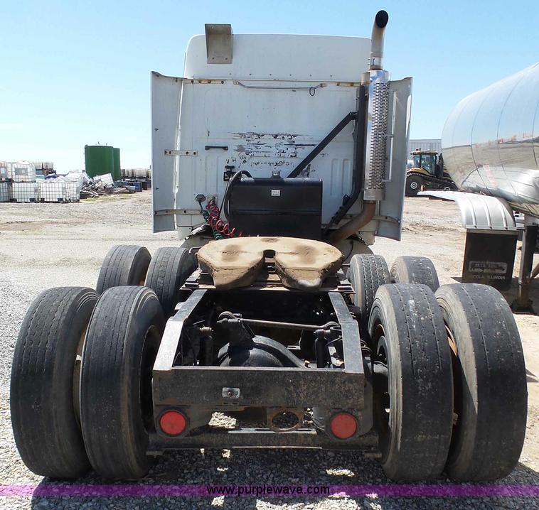 image for item J6143 1996 Volvo WIA semi truck