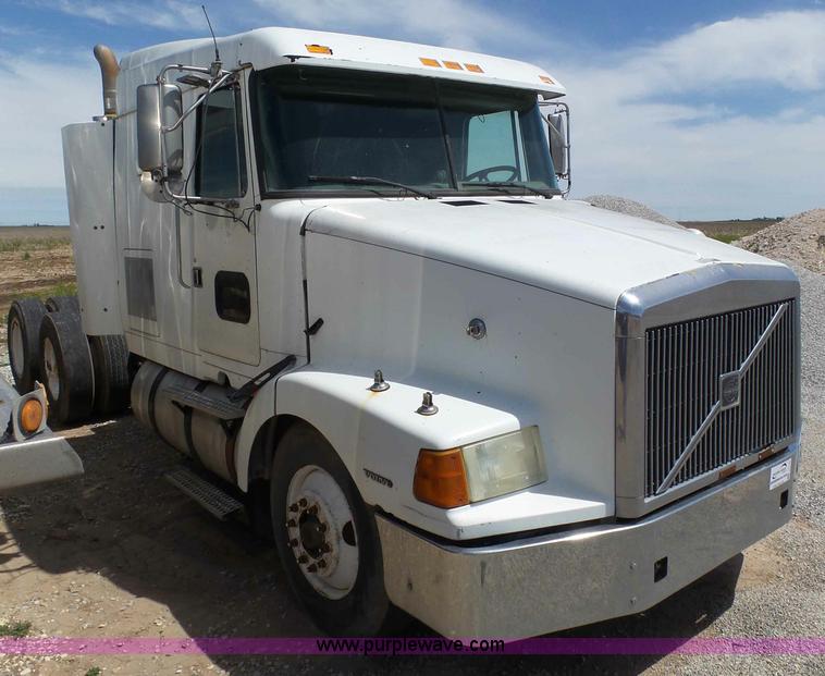 image for item J6143 1996 Volvo WIA semi truck