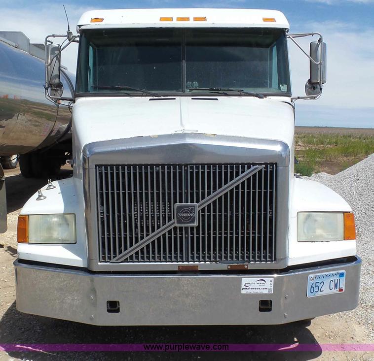 image for item J6143 1996 Volvo WIA semi truck
