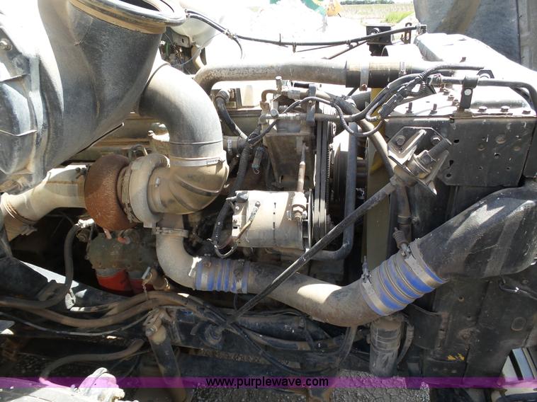 image for item J6143 1996 Volvo WIA semi truck