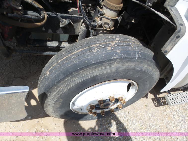 image for item J6143 1996 Volvo WIA semi truck