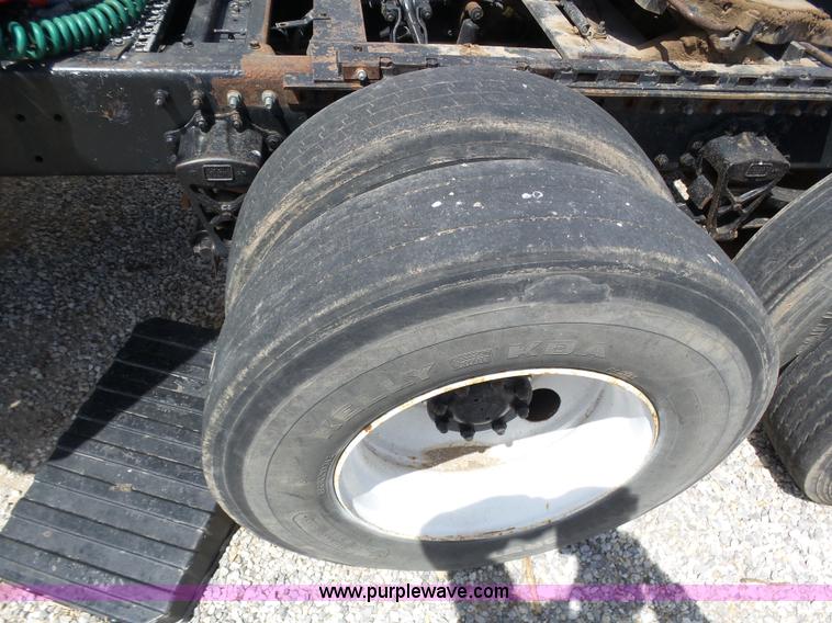 image for item J6143 1996 Volvo WIA semi truck