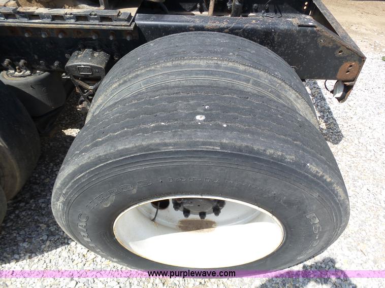 image for item J6143 1996 Volvo WIA semi truck