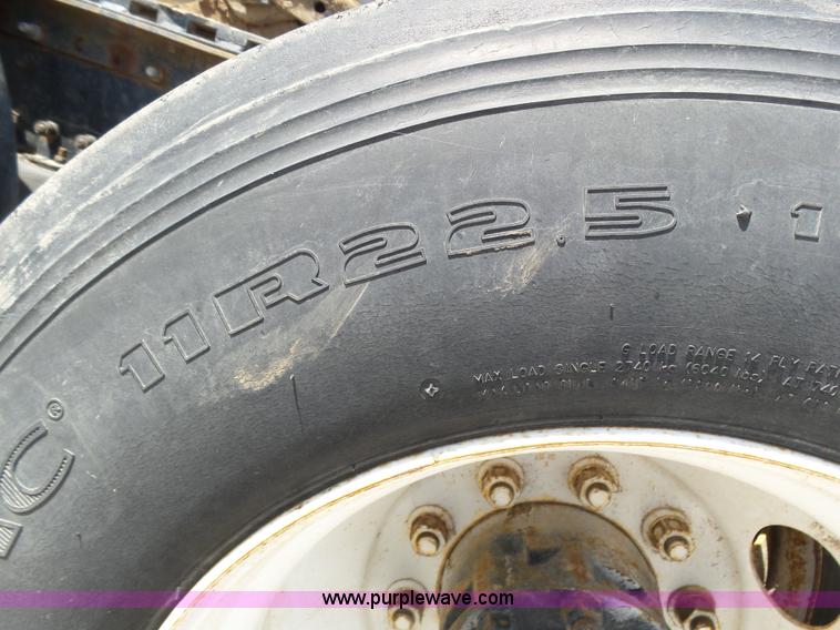 image for item J6143 1996 Volvo WIA semi truck