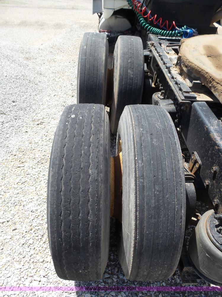 image for item J6143 1996 Volvo WIA semi truck