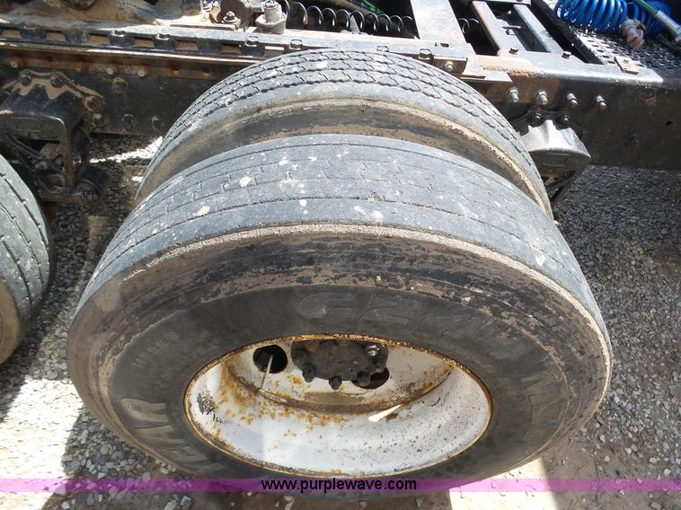 image for item J6143 1996 Volvo WIA semi truck