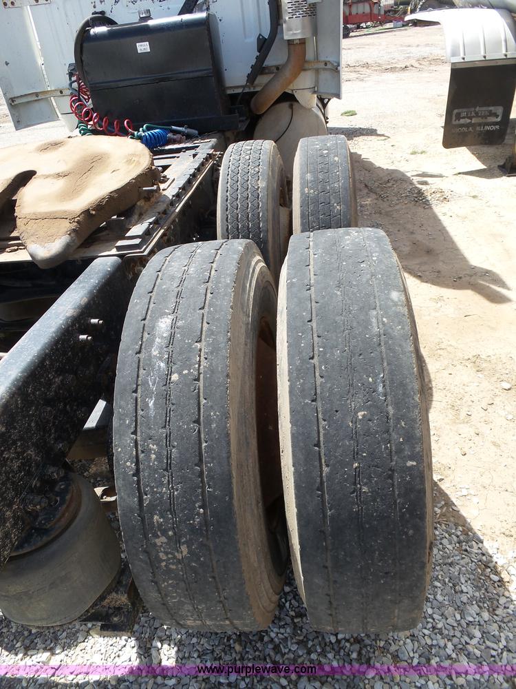 image for item J6143 1996 Volvo WIA semi truck