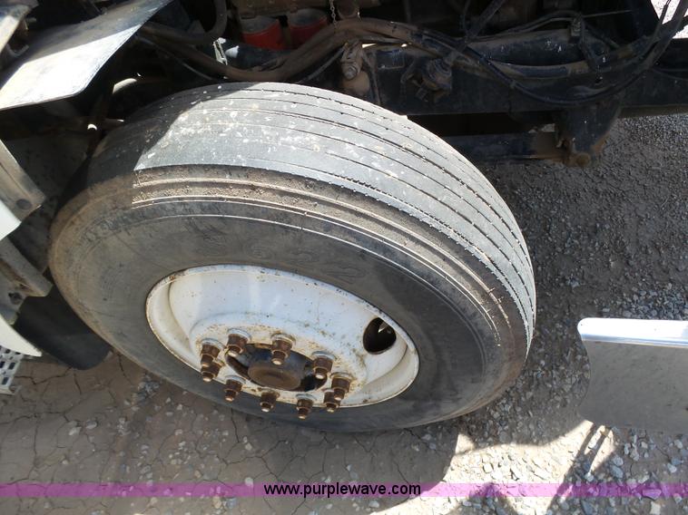 image for item J6143 1996 Volvo WIA semi truck