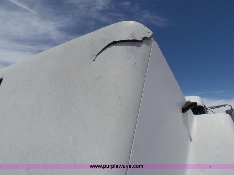 image for item J6143 1996 Volvo WIA semi truck