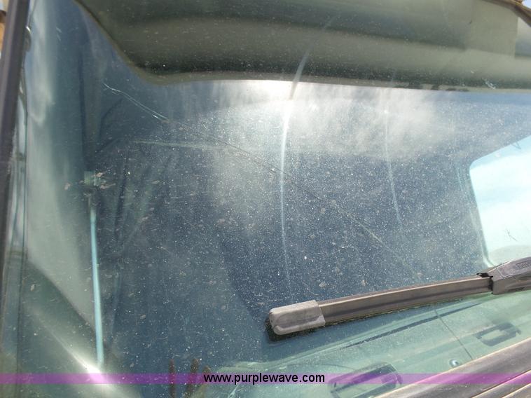 image for item J6143 1996 Volvo WIA semi truck