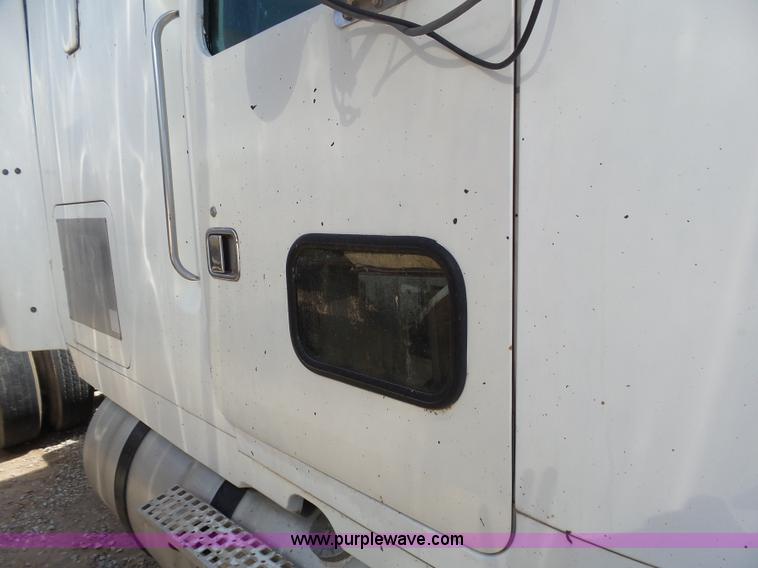 image for item J6143 1996 Volvo WIA semi truck