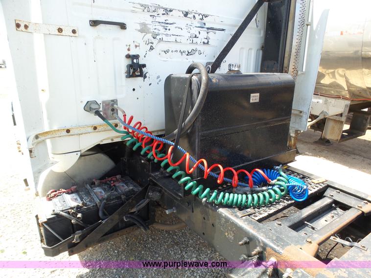 image for item J6143 1996 Volvo WIA semi truck