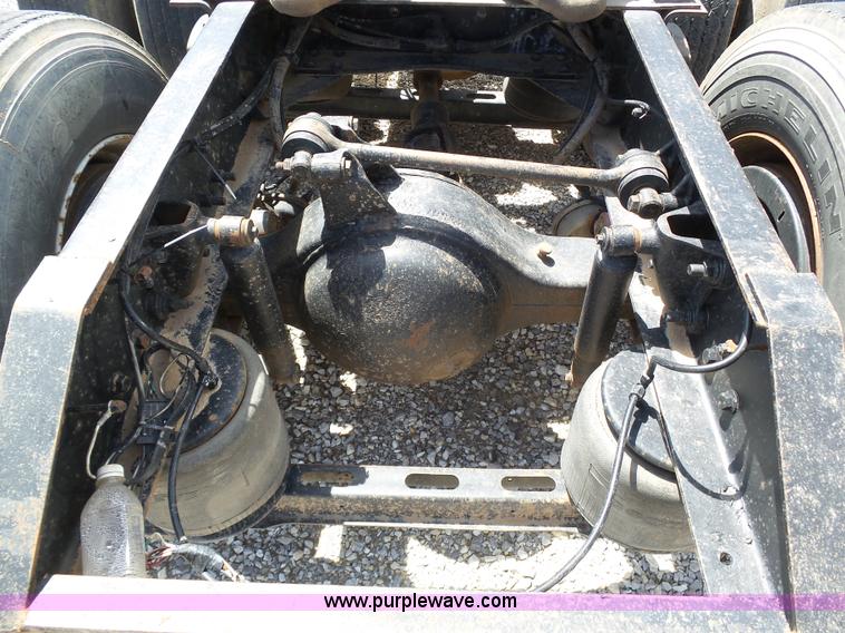 image for item J6143 1996 Volvo WIA semi truck