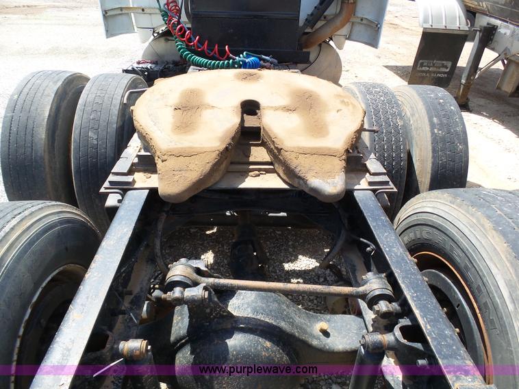 image for item J6143 1996 Volvo WIA semi truck