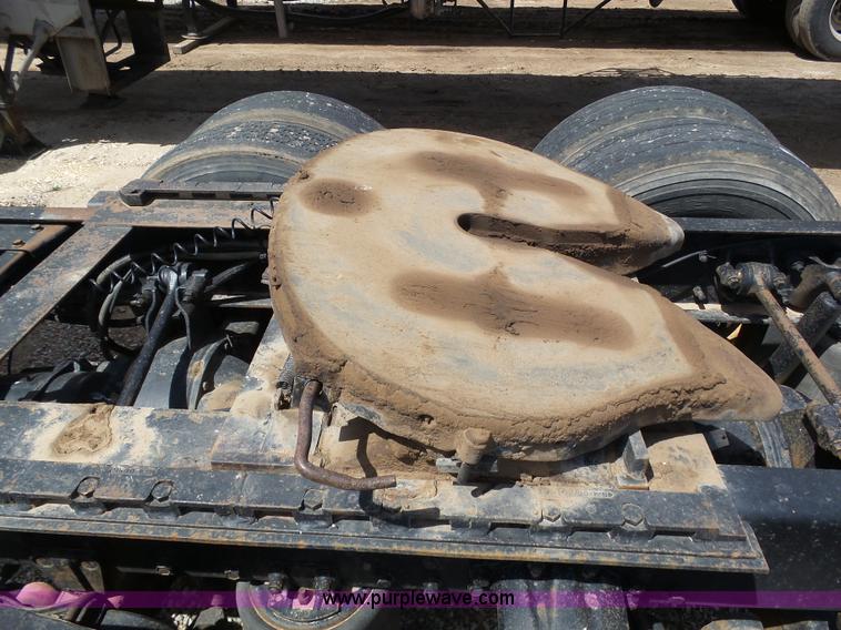 image for item J6143 1996 Volvo WIA semi truck