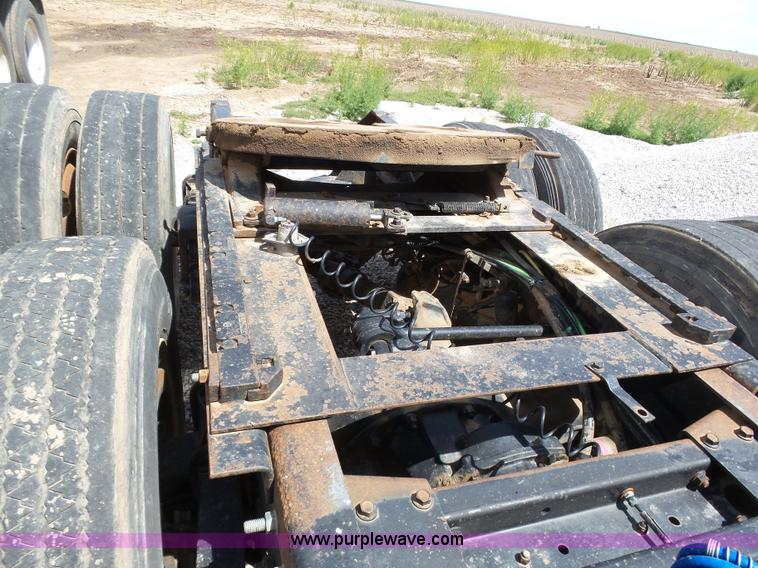 image for item J6143 1996 Volvo WIA semi truck