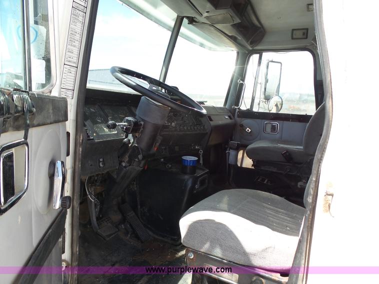 image for item J6143 1996 Volvo WIA semi truck