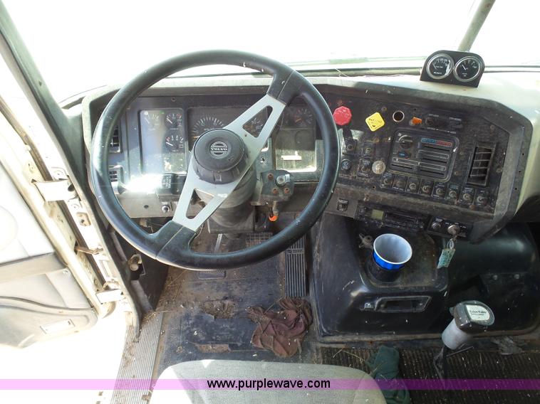 image for item J6143 1996 Volvo WIA semi truck
