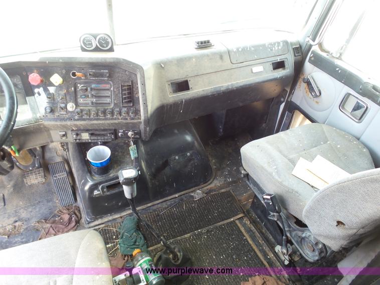 image for item J6143 1996 Volvo WIA semi truck