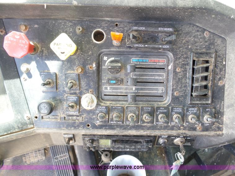 image for item J6143 1996 Volvo WIA semi truck