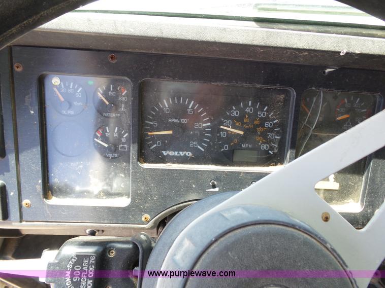 image for item J6143 1996 Volvo WIA semi truck