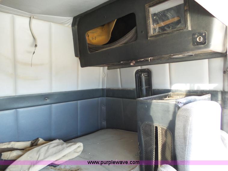 image for item J6143 1996 Volvo WIA semi truck