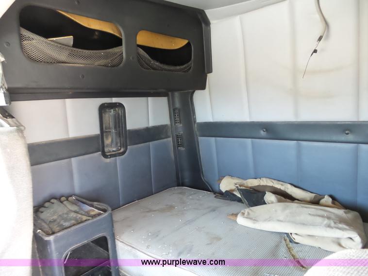 image for item J6143 1996 Volvo WIA semi truck