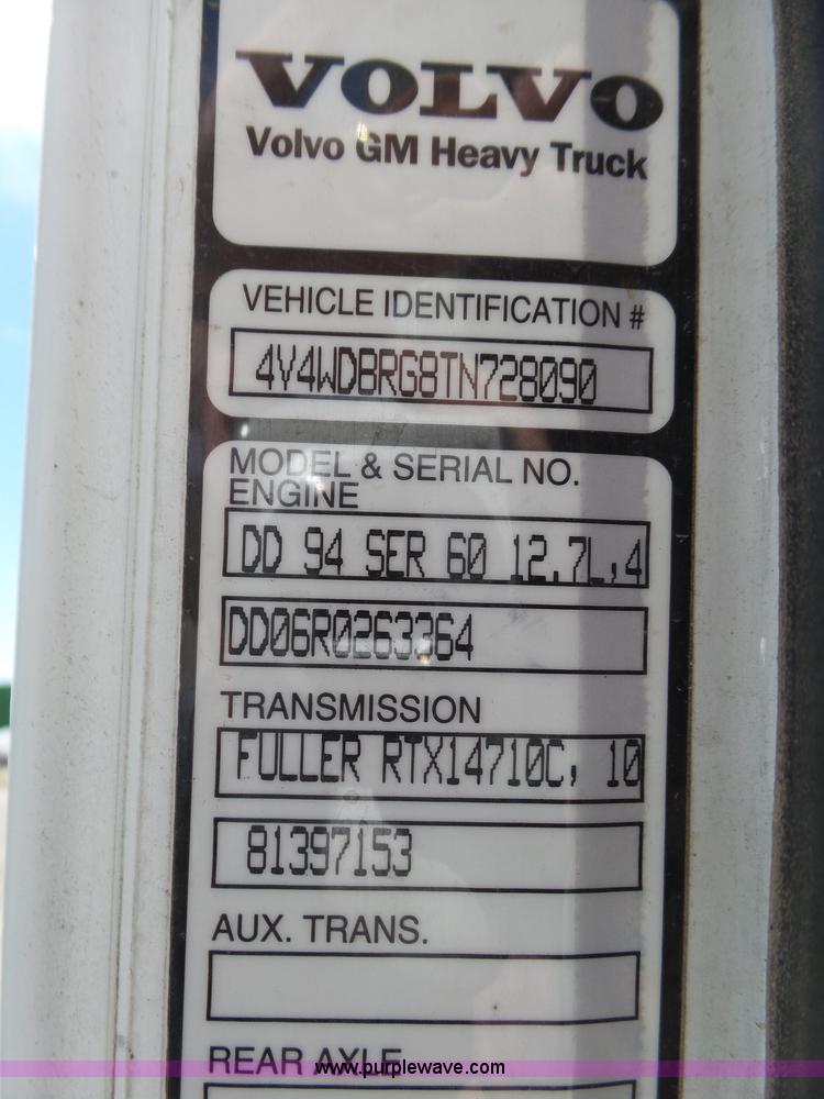 image for item J6143 1996 Volvo WIA semi truck