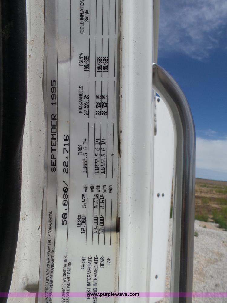 image for item J6143 1996 Volvo WIA semi truck