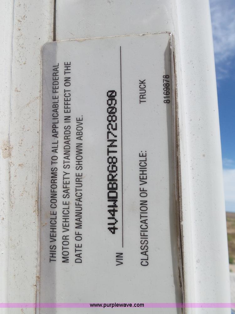 image for item J6143 1996 Volvo WIA semi truck