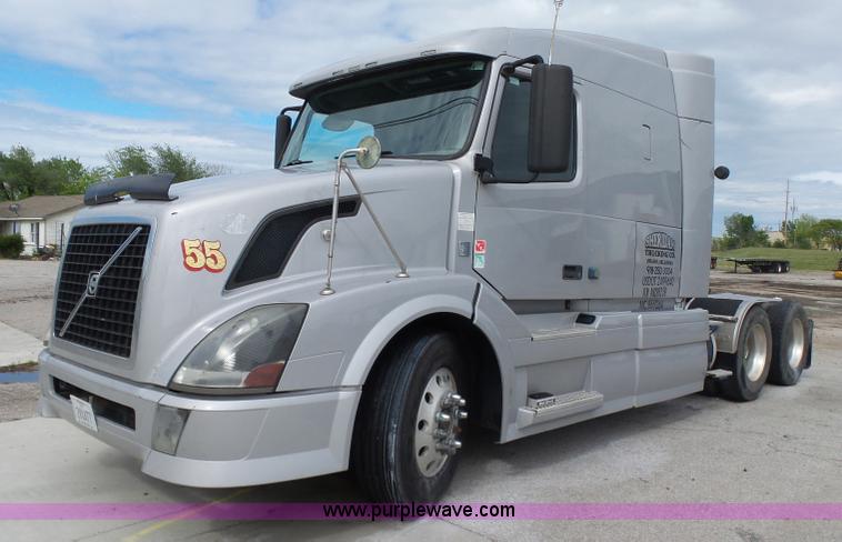 image for item J7515 2010 Volvo VNL semi truck